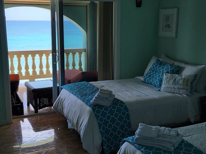 חדר שינה שני עם 2 מיטות זוגיות/מלאות.  יש ארון וארונות עם נוף מרהיב