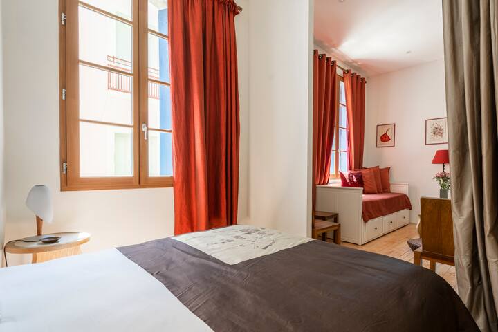 Veľkorysý a štýlový priestor kúpaný vo svetle. Manželská posteľ s prémiovou posteľnou bielizňou a posteľnou bielizňou. Kamenné a drevené nočné stolíky s dizajnérskymi lampami. 2 veľké skrine /úložné skrine. Výška stropu, parketová podlaha