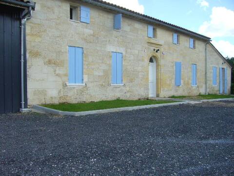 Saint-Denis de pile: cozy stone house
