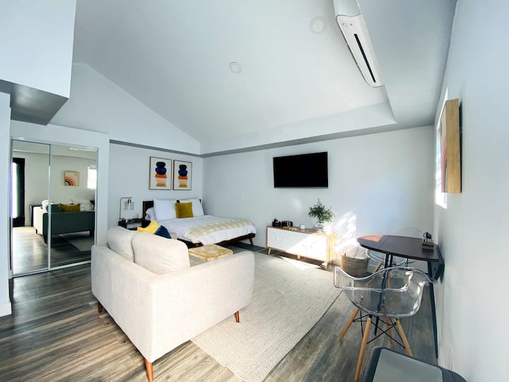 Beverly Hills Studio with full kitchen & parking Guesthouses for Rent