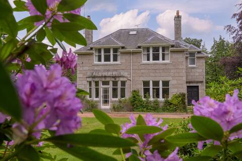 Beautiful large house, idyllic woodland garden