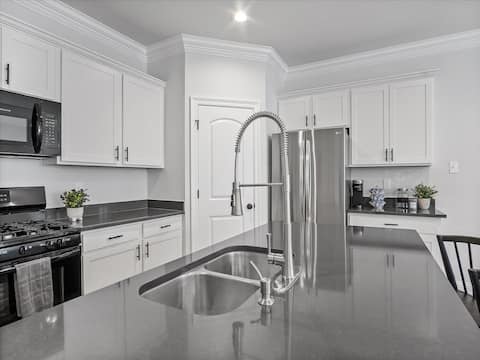 Townhome Near LSU w/ Garage and EV Charging!