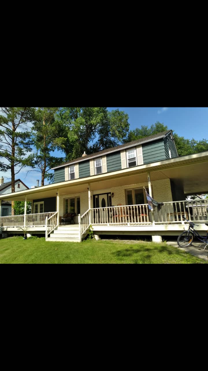 Beautiful 4 bedroom historic holiday getaway Houses for Rent in Gimli
