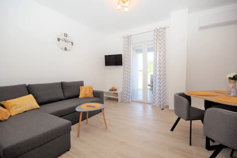 Popular Airbnb listing: Ground floor apartment near the beach, with parking space A in Općina Fažana