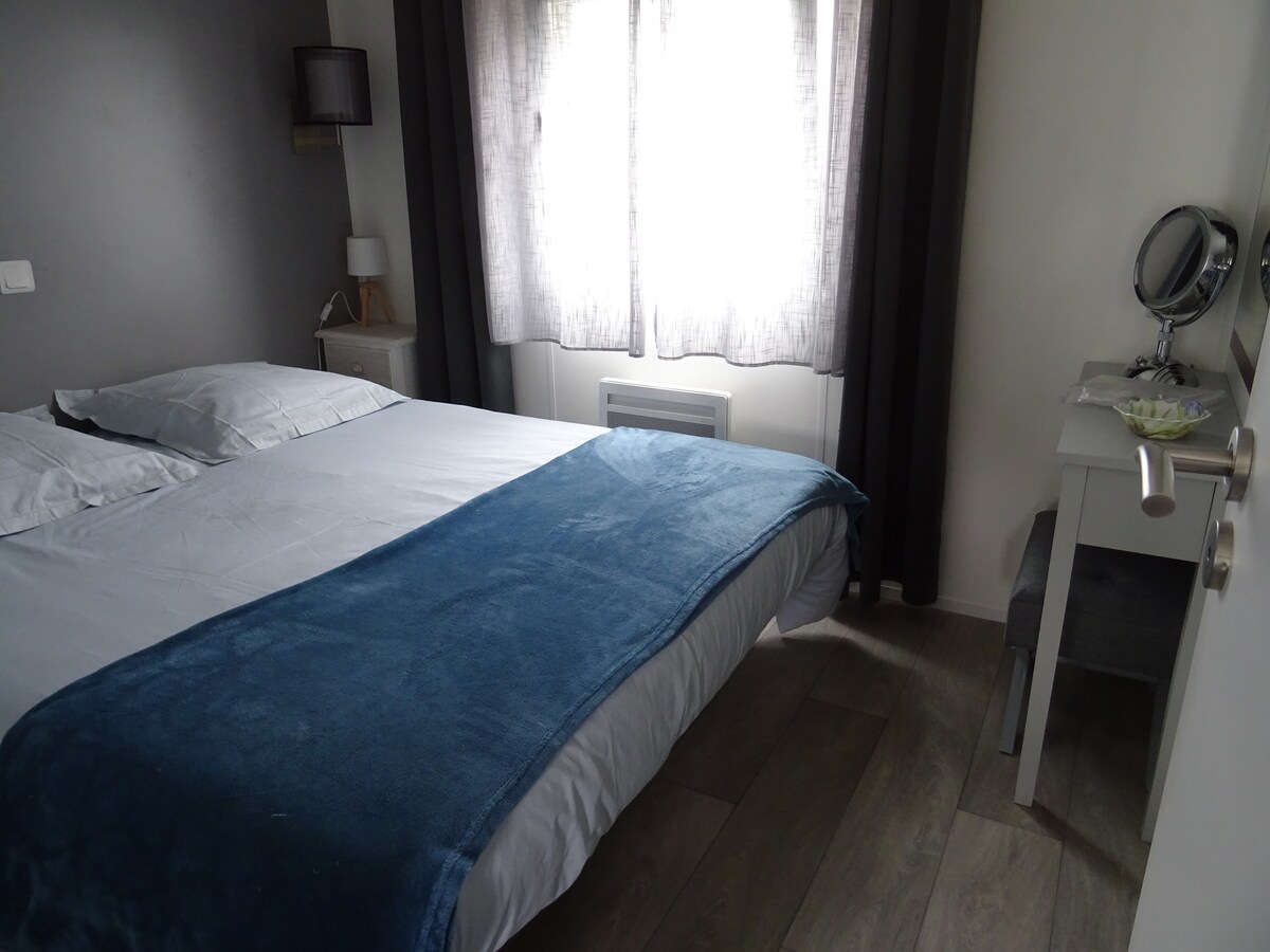 ห้องนอนใหญ่ที่มีเตียง 160 X 200