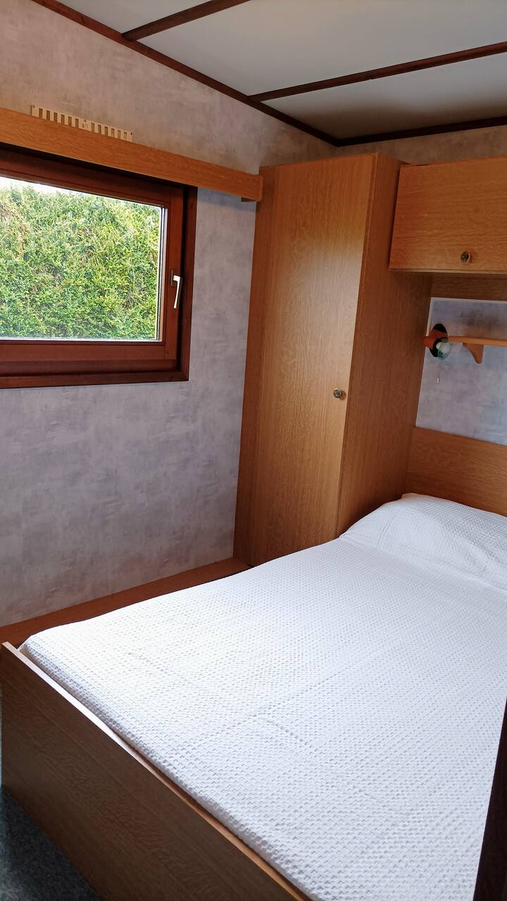 Spavaća soba za 2 osobe s ormarićima za odlaganje