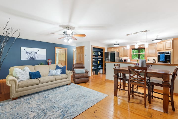 Dom je bývanie s otvoreným konceptom. Dvere do hlavnej spálne sú za pohovkou (mimo modrej steny).