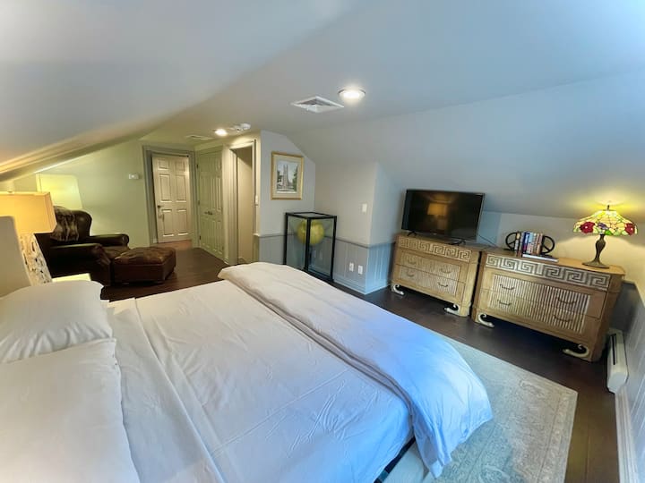 Third bedroom, upstairs, king bed, TV, en suite bathroom, and attached room with two twin beds