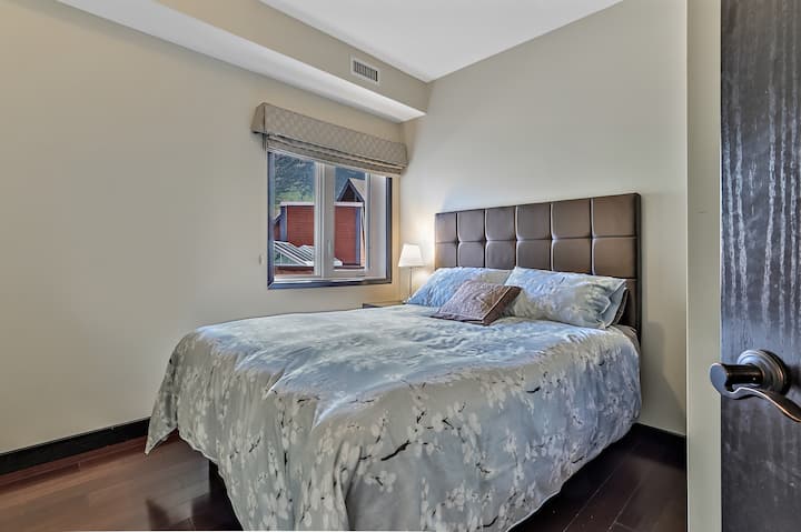 El segundo dormitorio con cama tamaño queen.