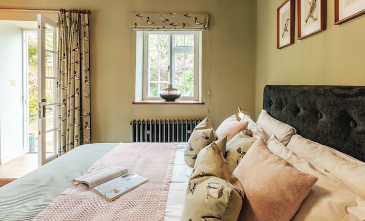 Chumba cha kulala na kitanda cha ukubwa wa super-king na matandiko ya pamba ya anasa ya 400+ ya Misri