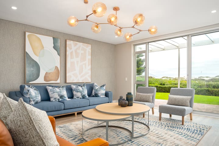 Stylish 3 Bedroom Apartment on Dolphin Beach