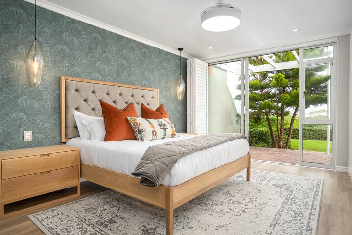 Stylish 3 Bedroom Apartment on Dolphin Beach gallery image 3