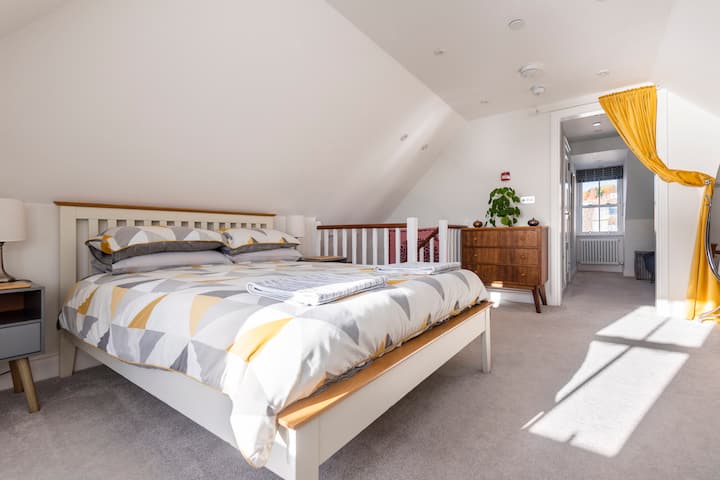 Dormitorio principal...mirando al vestidor y al baño privado. 