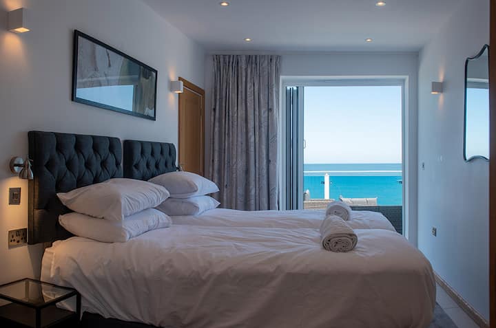 El dormitorio 2 tiene las mismas vistas al mar incomparables, esta vez con camas con cremallera y eslabón, por lo que se puede hacer como una cama doble doble o súper king. Mucho espacio de almacenamiento en los wardobes integrados.