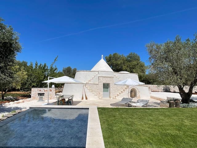 Incantevole Trullo con piscina Ostuni