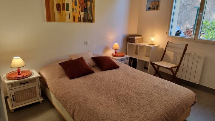 Dormitorio 2, con aire acondicionado, lado matorral