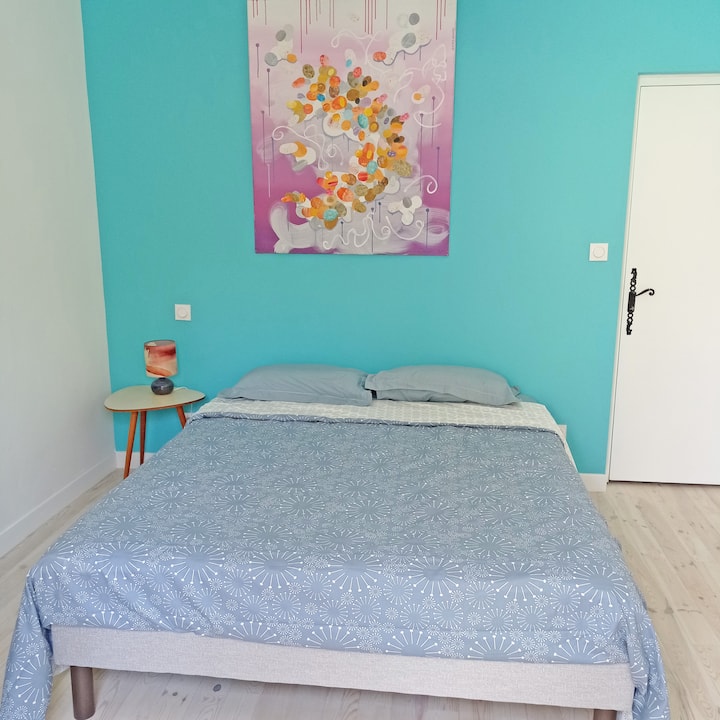 Спалня  на етаж 13м². 160 легла,
малка маса, малка вила.
Много ярки, красиви гледки към градината. 
Дървен под. Баня в съседство.