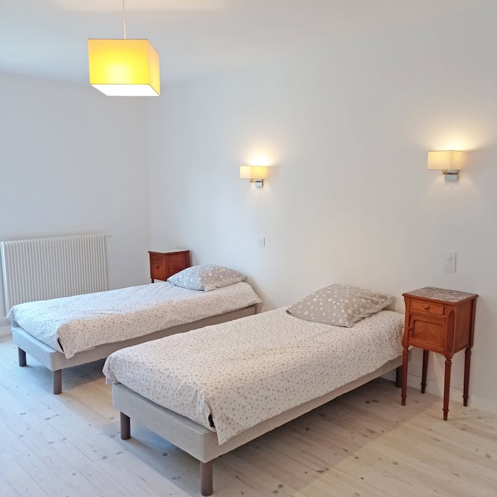 Двойна стая с площ 22 кв. м.! Две единични легла в 90. 
Голяма маса за бюро. Много светла, красива гледка към градината. Голям килер, дървен под
