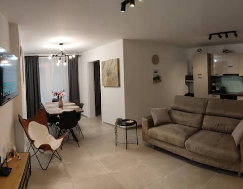 Top Airbnb: Hidden Gem 'Apt Lucky'⇒ free P, Beach 2 min away in Jagodje