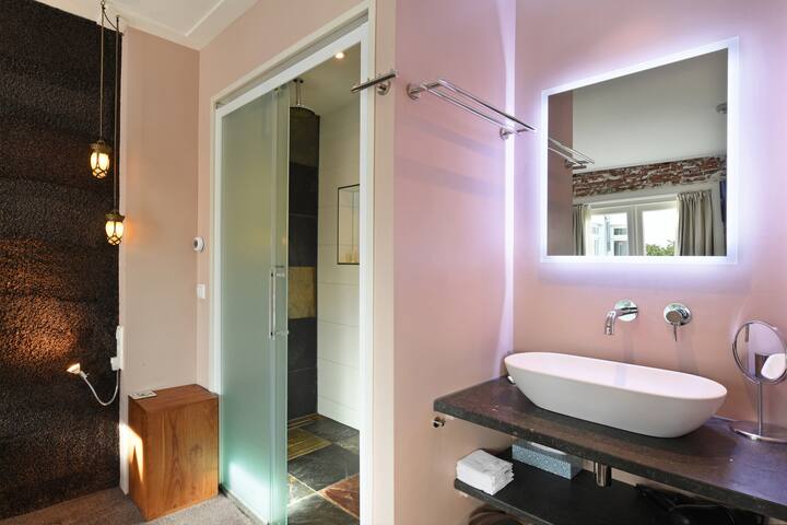 Ideal for families, 1 double, 2 single beds gallery image 3