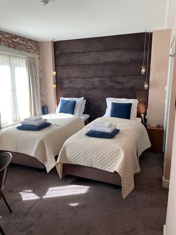 Ideal for families, 1 double, 2 single beds gallery image 2