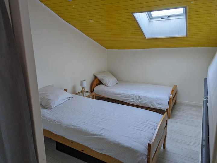 Habitación en el primer piso 2 camas individuales