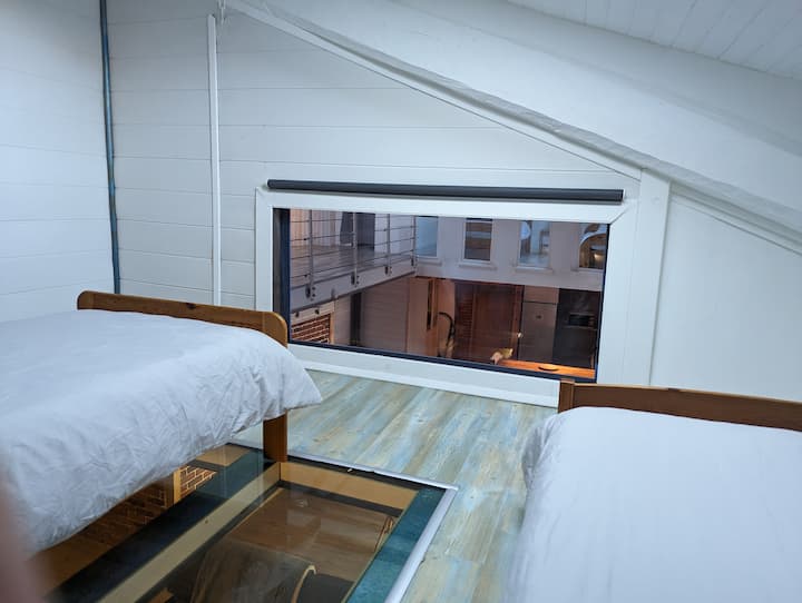 Habitación en el primer piso 2 camas individuales 