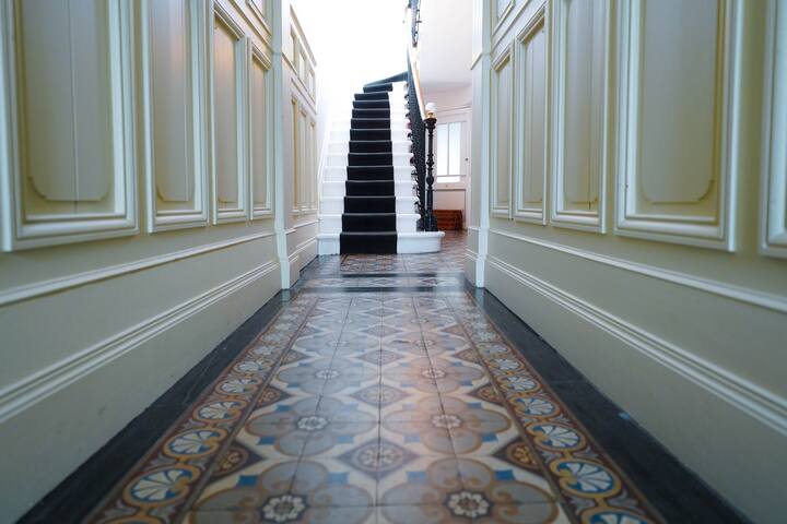 Bel immeuble 250m2 + cour en hyper-centre Bordeaux gallery image 2