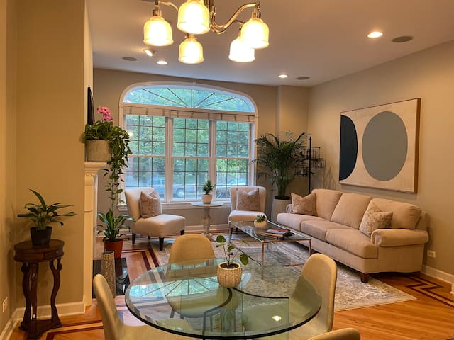 Spacious 3BR/3BA Condo in Trendy Ukrainian Village