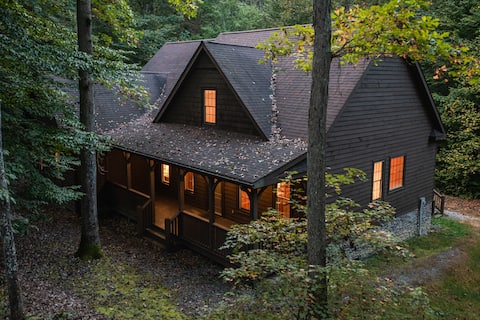 The Redstar Cabin 5 min to NRG Park w/ Hot Tub