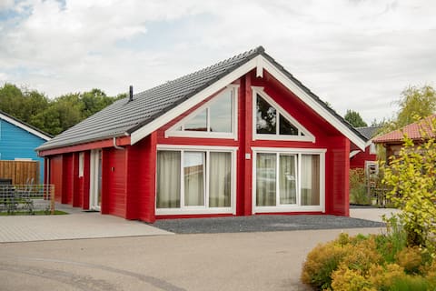 Top performing Airbnb: Cozy chalet near the water! in Tholen