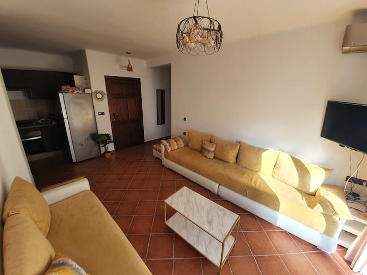 Sebule yenye jua na mwonekano wa mlango / jiko