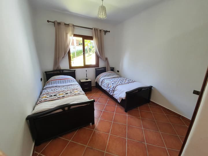 Chumba cha Watoto kilicho na kabati la nguo 