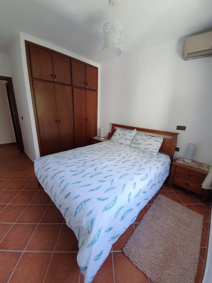 Chumba kikuu cha kulala chenye kabati kubwa na kiyoyozi 