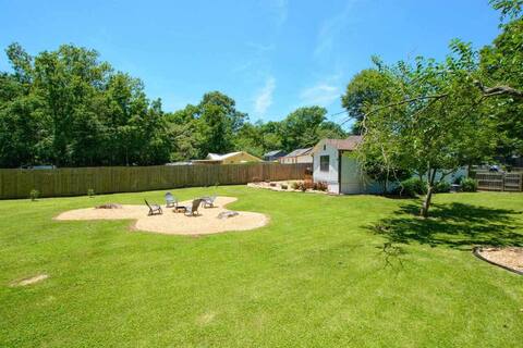 Cozy Family-Friendly home w/ fenced-in backyard