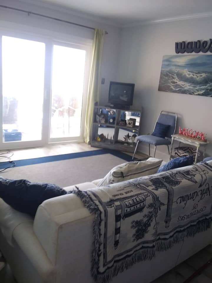 The Cuckoo 's Nest es un apartamento excepcional frente a la playa con muebles finos y vistas inmejorables. ¡Te sentirás como en tu casa de inmediato!
