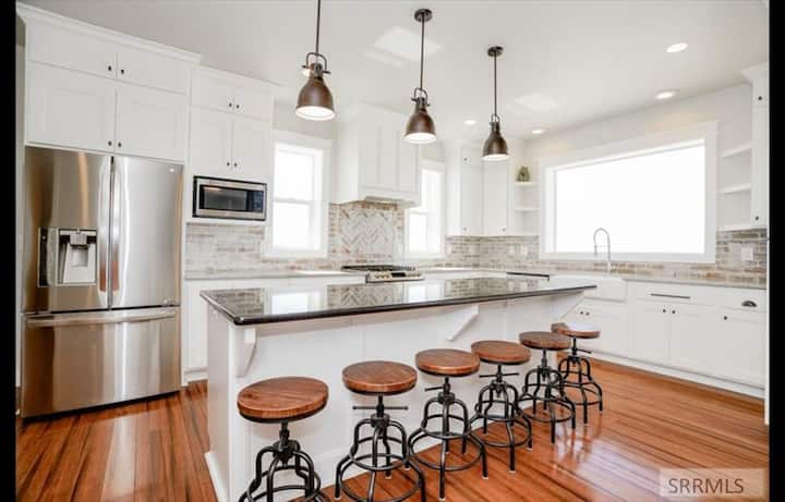 Huge, Custom Home On 3 Ac! Overlooks Idaho Falls - Idaho Falls, ID