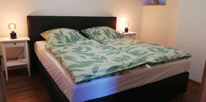 Schlafzimmer mit Bett 1,80 x 2,00 m