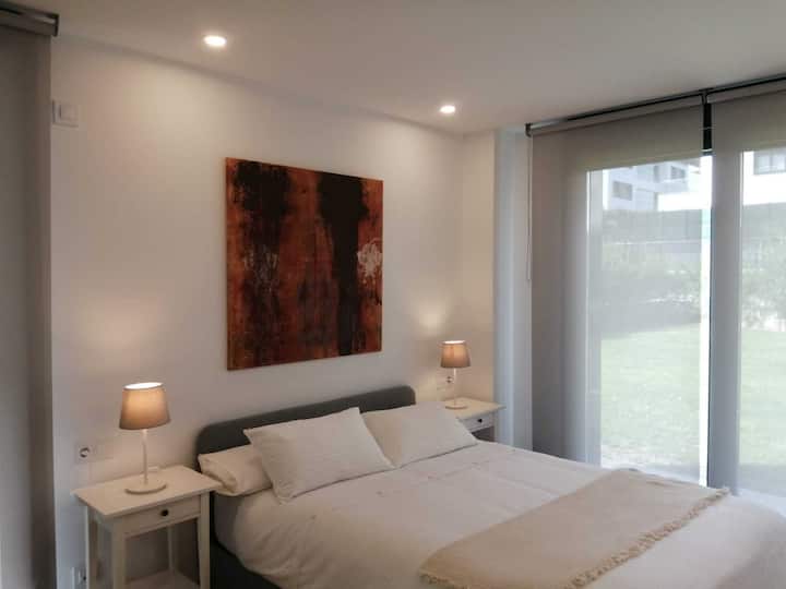 带卫生间和花园出口的主卧