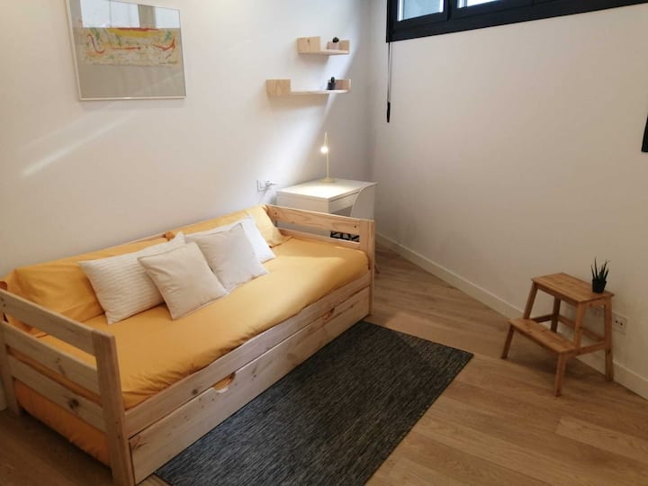 一楼卧室，配有子母床