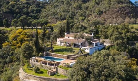 Arbolada: Mansion at hill peak with panoramic view