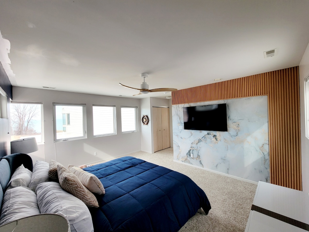 Гледка към езеро от всяка стая.