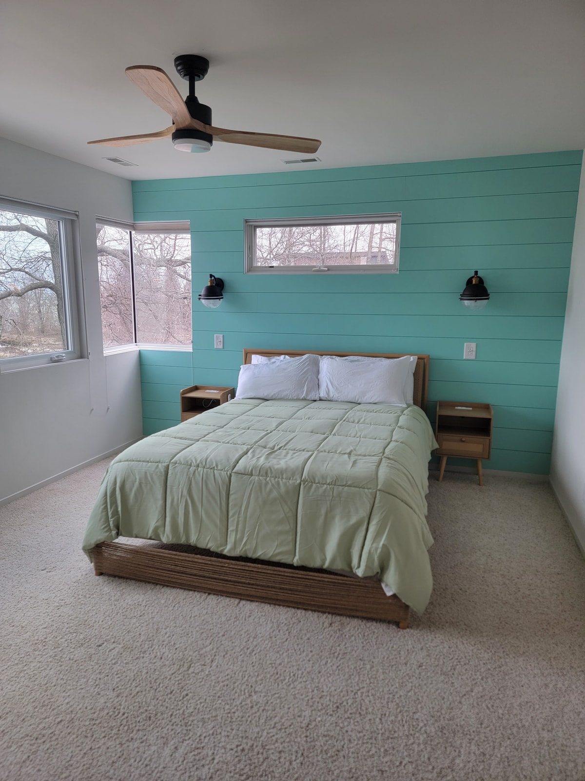 Четвърта спалня с изглед към езерото.  