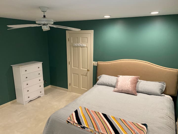 Dhomë gjumi "king" në katin e mësipërm. 