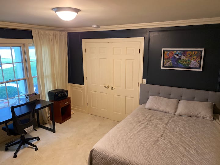 Krevat dopio "queen" në katin e poshtëm me zonë zyre. 