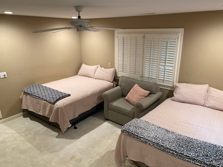 Dhomë dyshe krevat dopio "queen" me karrige të rehatshme. 