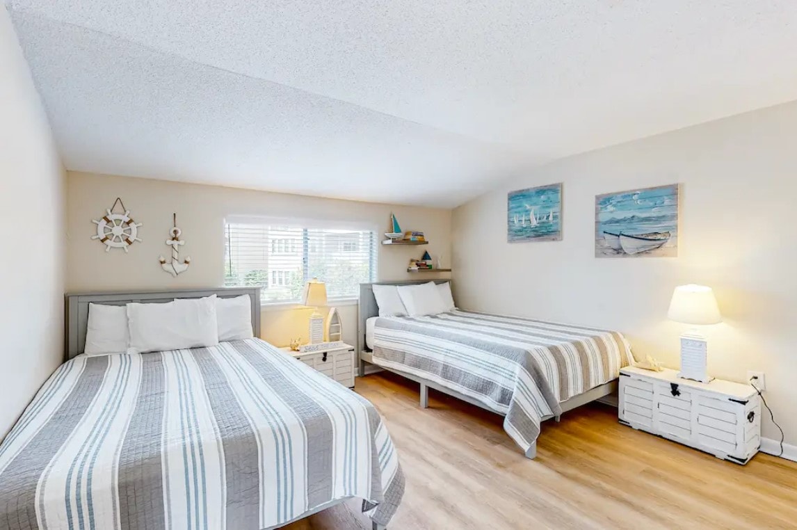 Spálňa pre hostí. Dve veľké manželské postele veľkosti Queen