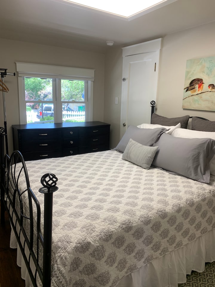 1st bedroom - Queen bed