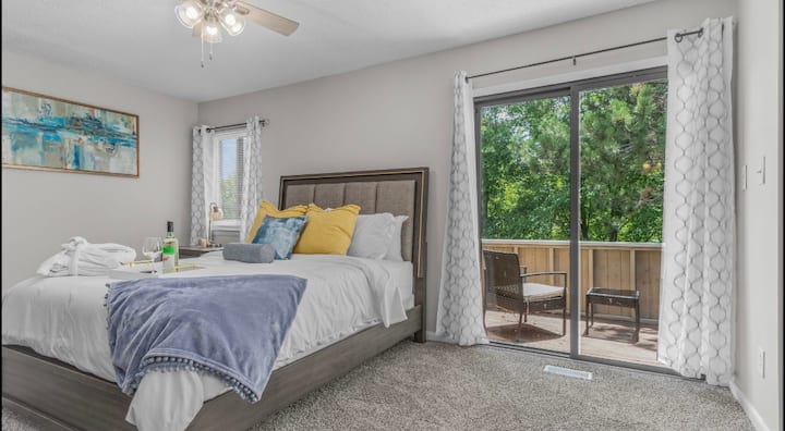 Master bedroom with Queen bed. With complimentary wine & house shoes. Balcony with lake view.