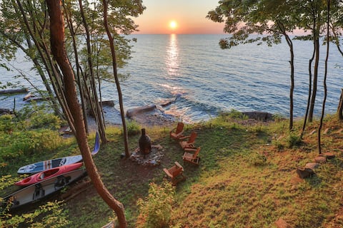 Breathtaking Waterfront Cabin On Lake Ontario